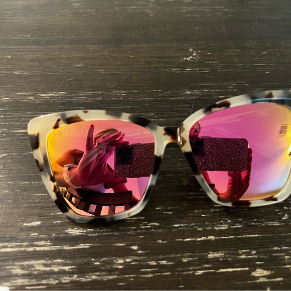 Diff Bella and Becky II Sunglasses. - Picture 2 of 6